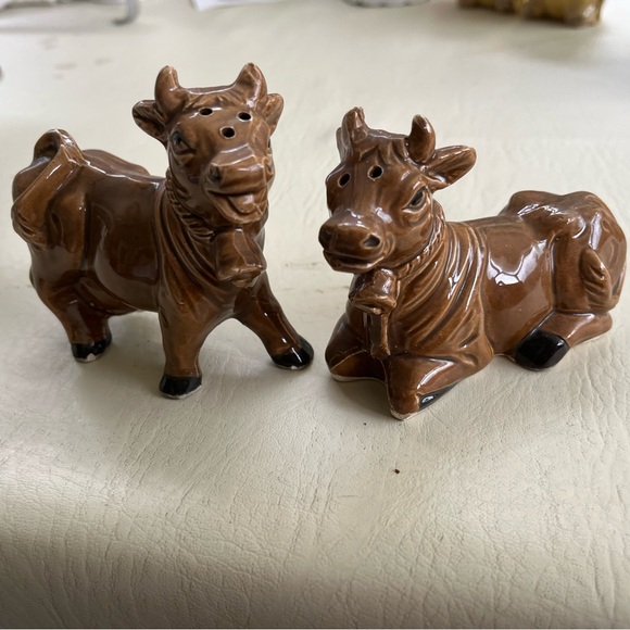 Brown Ceramic Cow Salt and Pepper Shakers - Picture 1 of 3
